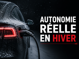 Autonomie réelle en hiver des Voiture électrique recouverte de givre en cours de recharge par temps froid, illustrant la perte d'autonomie en hiver.
