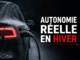 Autonomie réelle en hiver des Voiture électrique recouverte de givre en cours de recharge par temps froid, illustrant la perte d'autonomie en hiver.