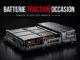 Batterie de traction d'occasion de voiture électrique présentée en studio, illustrant un guide sur la durée de vie, le SoH, la garantie et le coût de remplacement en Belgique.