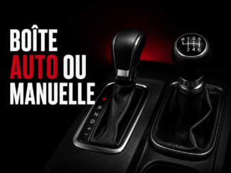 Comparaison entre une boîte automatique et une boîte manuelle sur une voiture d'occasion, avec les deux leviers de vitesses côte à côte sur fond sombre.