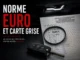 Carte grise belge avec la case V.9 indiquant la norme Euro 5, accompagnée d'une clé de voiture et d'une loupe illustrant la vérification de la norme Euro avant l'achat d'un véhicule d'occasion.