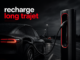 Voiture électrique en recharge rapide sur une borne haute puissance le long d'une autoroute en Belgique, illustrant la recharge sur long trajet.
