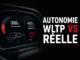 Tableau de bord d'une voiture électrique comparant l'autonomie WLTP et l'autonomie réelle, illustrant l'écart observé en conditions de conduite réelles.