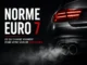 Vue arrière d'une voiture avec double sortie d'échappement et le titre « Norme Euro 7 », illustrant les nouvelles normes européennes et leur influence sur le marché de l'occasion.