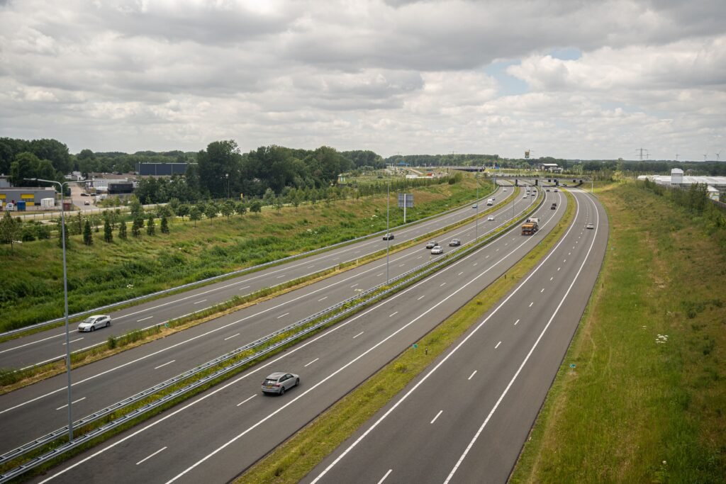 Autoroute belge illustrant les conditions réelles de circulation qui influencent l'Autonomie WLTP vs réelle d'une voiture électrique annoncée.
