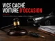 https://300000km.be/vice-cache-voiture-doccasion-en-belgique avec marteau de juge, clé de voiture et véhicule en arrière-plan